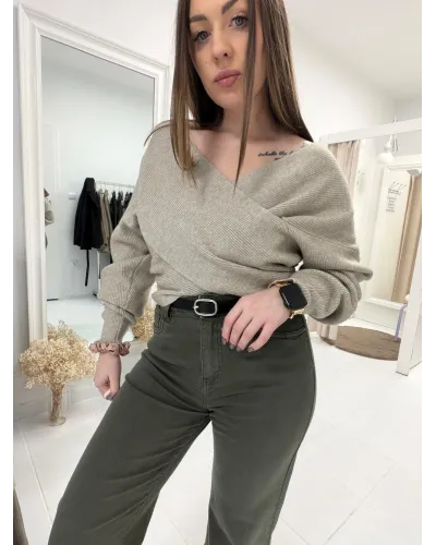 Sweter "Cross Me" – prążkowany z kopertowym dekoltem