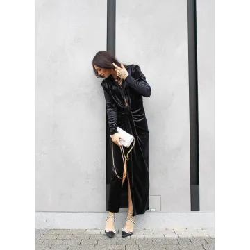 Sukienka „Velvet Desire” – welurowa sukienka z wiązaniem i rozcięciem