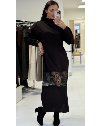 Sukienka „Dark Lace Chic” – czekoladowa sukienka z golfem i koronkową wstawką