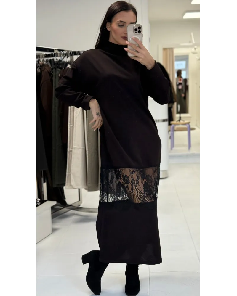 Sukienka „Dark Lace Chic” – czekoladowa sukienka z golfem i koronkową wstawką