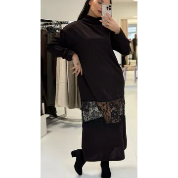 Sukienka „Dark Lace Chic” – czekoladowa sukienka z golfem i koronkową wstawką