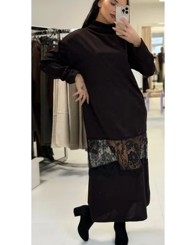 Sukienka „Dark Lace Chic” – czekoladowa sukienka z golfem i koronkową wstawką