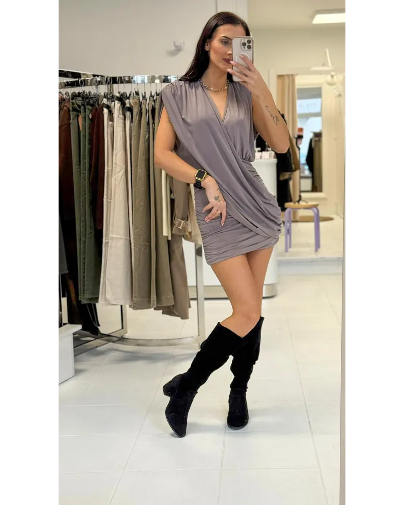 Sukienka „Silky Draped” – kopertowa mini z marszczeniem